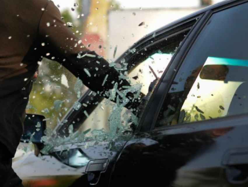 Молодой мужчина разбивал ломом припаркованные у трассы автомобили в Ростовской области