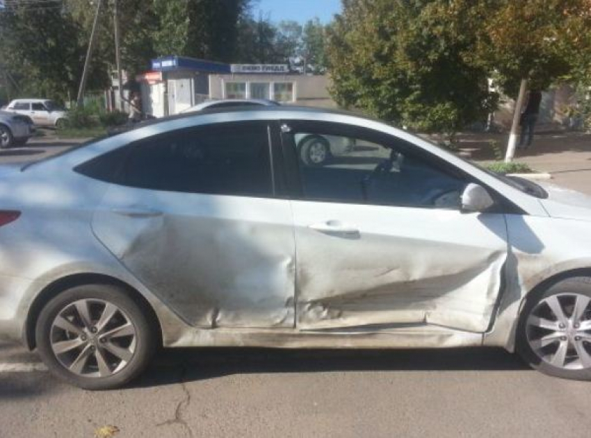 В Азове полицейский на «Хендай Солярис» врезался в припаркованный грузовик