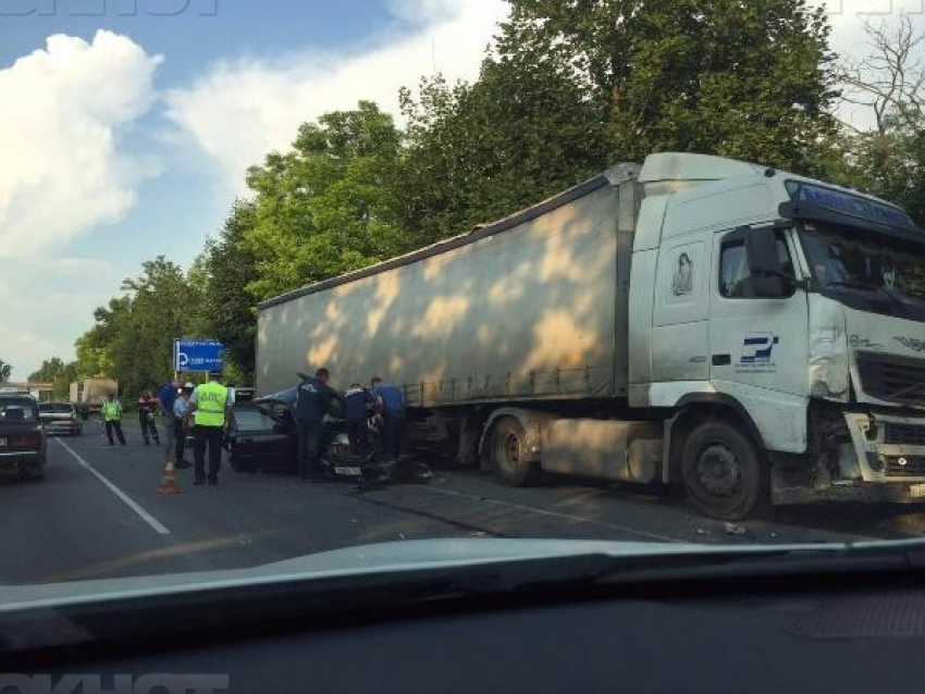 В ДТП с грузовиком под Таганрогом водитель погиб, трое ранены, в том числе и ребенок