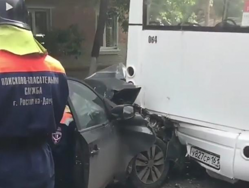 Спасатели вырезали едва живого водителя иномарки, влетевшей на скорости в маршрутку в Ростове