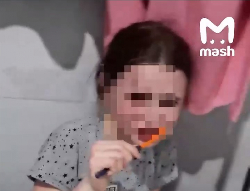 Ростовская полиция проверяет видео, на котором мать заставила дочку чистить зубы водой из унитаза