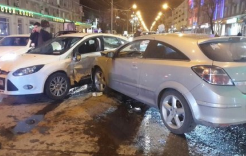 В центре Ростова не смогли разойтись «Ford Focus» и «Opel"
