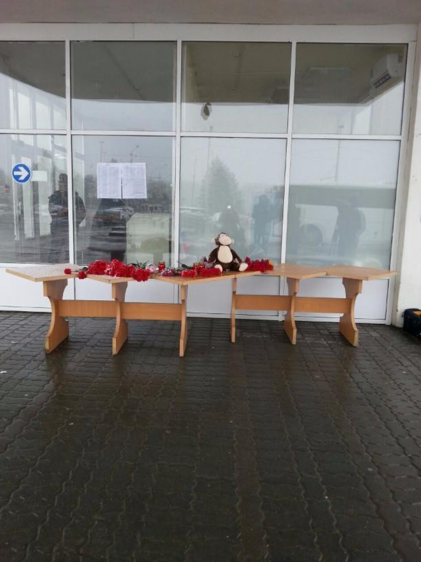 К ростовскому аэропорту люди несут цветы и игрушки