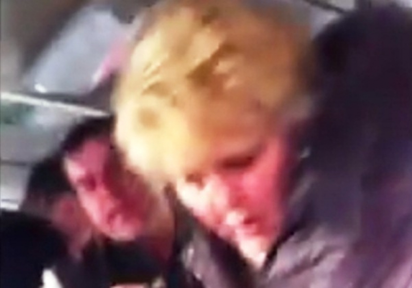 В Ростове в салоне маршрутки женщина устроила драку с пьяным пассажиром. Видео