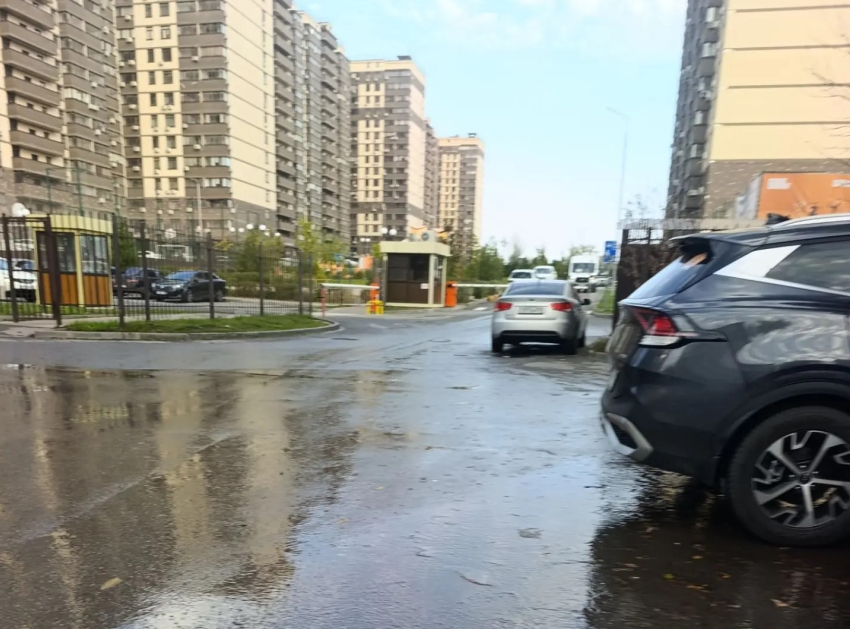 Авиамоторную в Ростове четвертый день заливают реки воды 