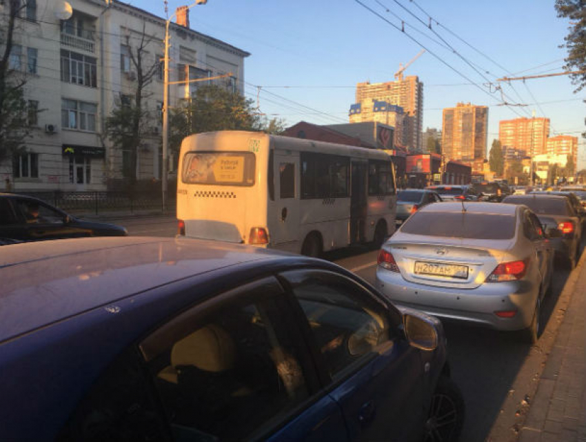 Семибалльные пробки сковали центр Ростова и заставили нервничать спешащих на работу горожан 