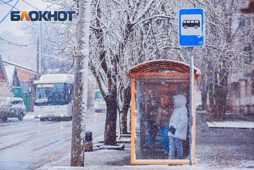 Непогода осложнила ситуацию на дорогах: донским водителям и пешеходам дали рекомендации