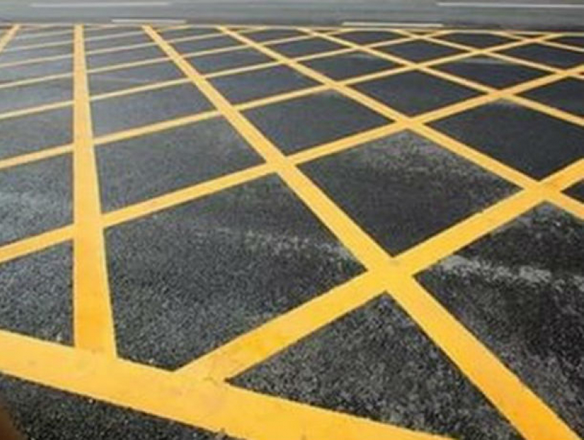 За остановку на «вафельнице» стали серьезно штрафовать водителей в Ростове