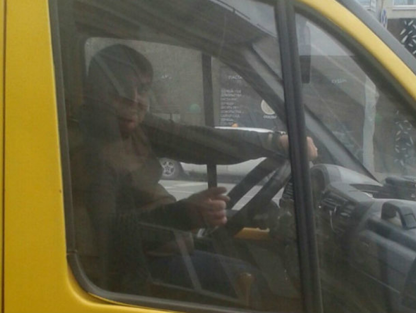 Неадекватный водитель маршрутки в Ростовской области назвал пассажира «обезьяной» и избил