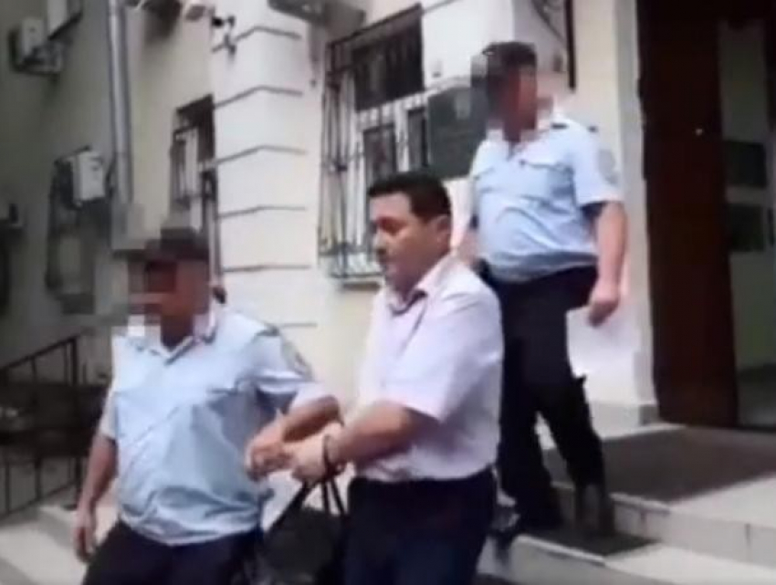 В Ростове суд взял под стражу замначальника СКЖД, которого подозревают в получении взятки