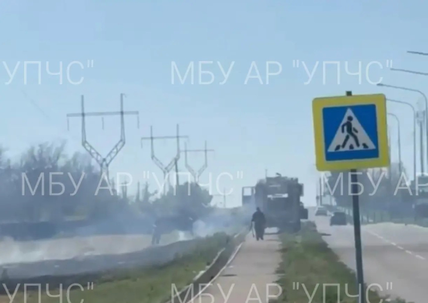 Сухая трава загорелась рядом с ЖК «Солнечная поляна» в Аксайском районе