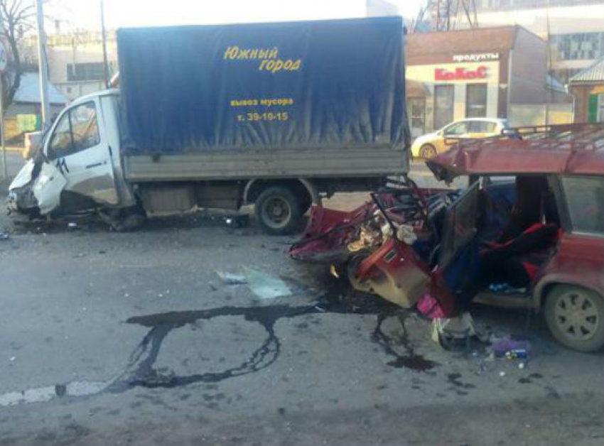 Мужчина на «Жигулях» серьезно пострадал в ДТП с мусоровозом в Таганроге