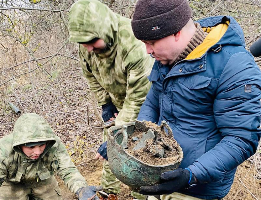 Уникальный артефакт нашли поисковики при раскопке фашистских позиций под Ростовом