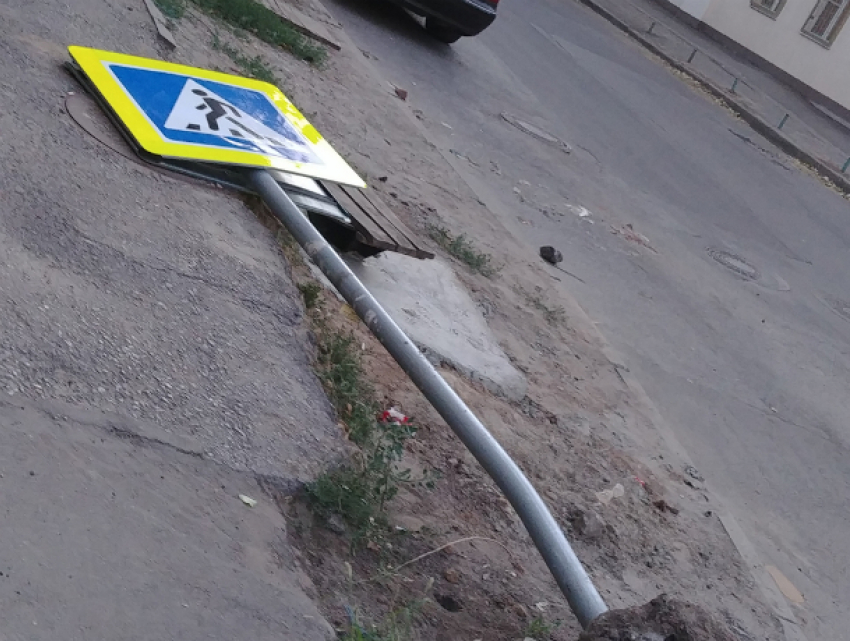 «Уставший пешеход» создает опасную дорожную ситуацию на «зебре» в центре Ростова