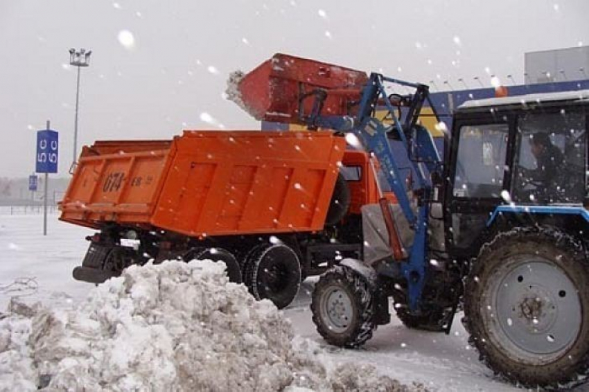 На дороги Ростова уже выехало 115 снегоуборочных машин