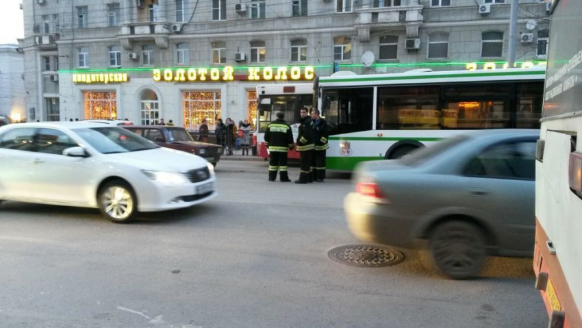 На Большой Садовой произошла авария с двумя машинами и автобусом 