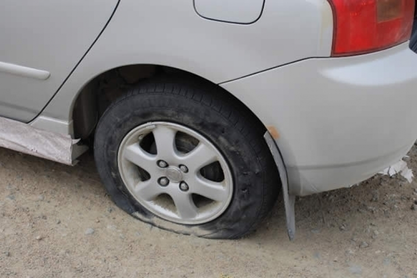 Вандал проколол колеса 30-ти авто на Орбитальной  в Ростове 