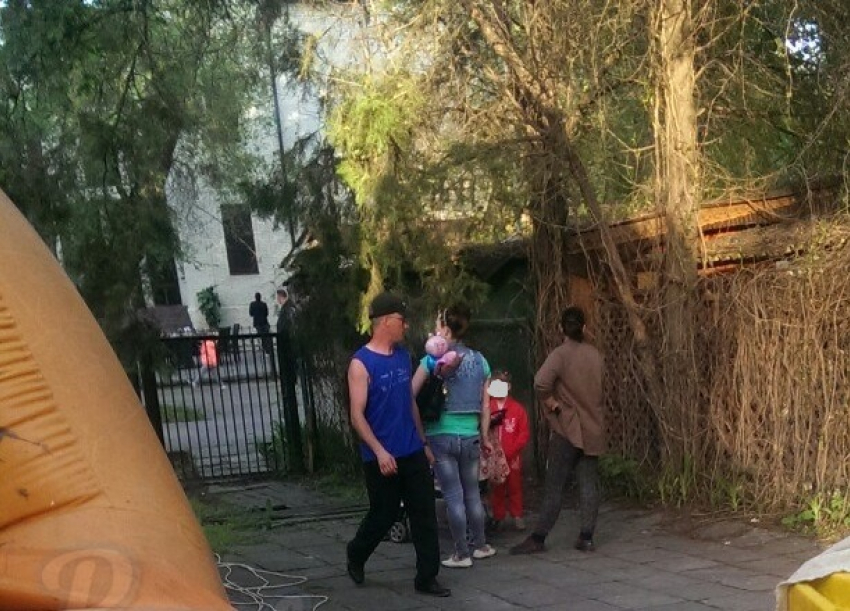 Молодая мать избила девочку на глазах у «празднующих» прохожих в Ростове