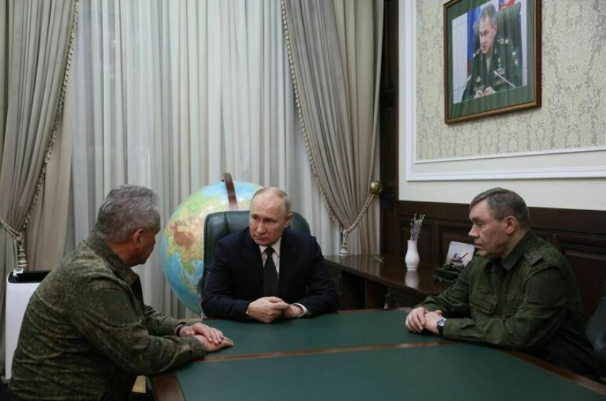 Песков рассказал, почему скрывают детали визита Путина в ростовский штаб ЮВО