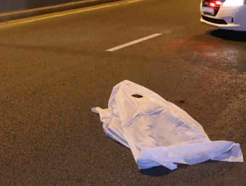 Загадочно блуждающий по проезжей части мужчина погиб под колесами Volkswagen под Ростовом