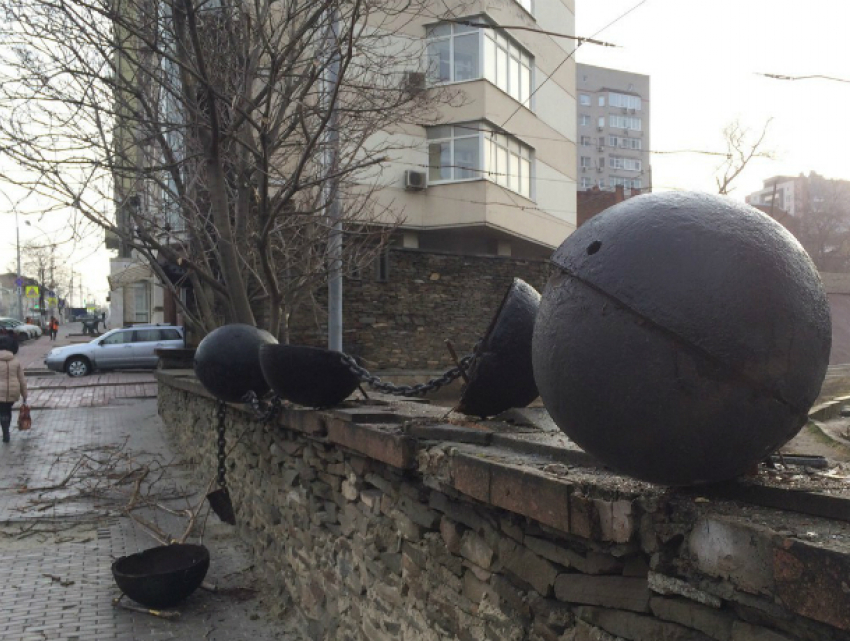 Вандалы разрушили памятник и разбросали бутафорские буйки у пригородного вокзала в Ростове