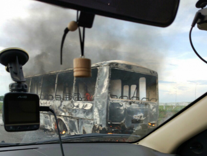 Полыхающий «адским пламенем» пассажирский автобус на трассе под Ростовом попал на видео