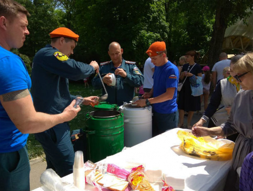 В Ростове МСЧ показало детям как прятаться от ядерного взрыва и накормило кашей