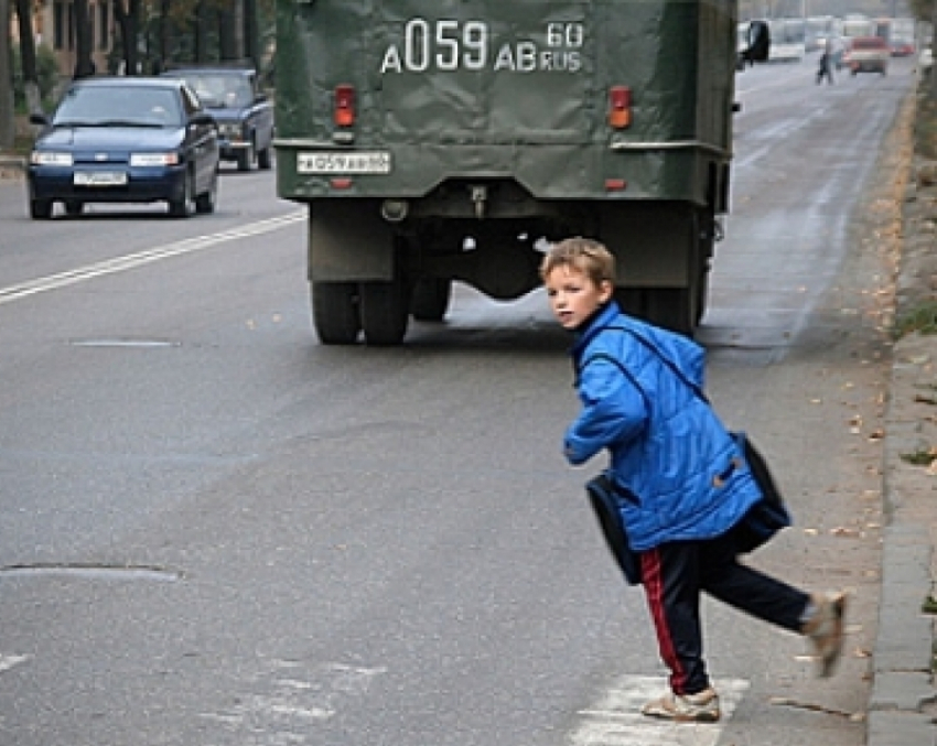 11-летний школьник попал под колеса иномарки на площади Свободы в Ростове 