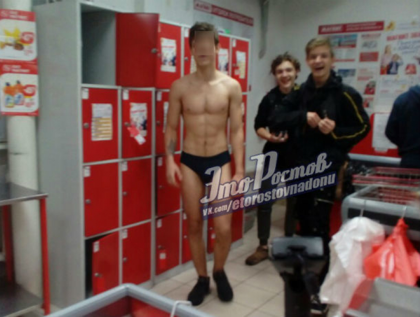 Проигравший спор накачанный молодой красавчик прогулялся в магазин в исподнем в Ростове
