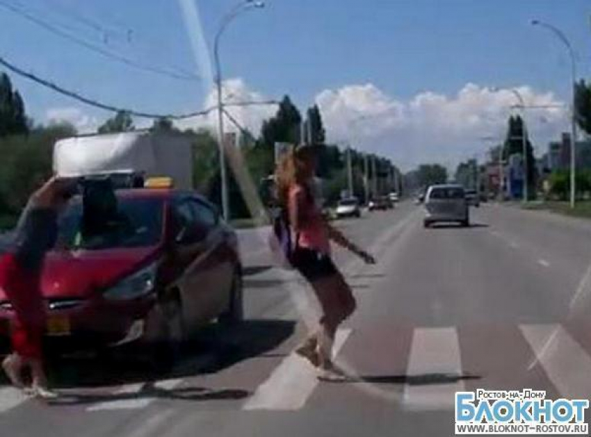 На пешеходном переходе в Волгодонске таксист сбил женщину. ВИДЕО 