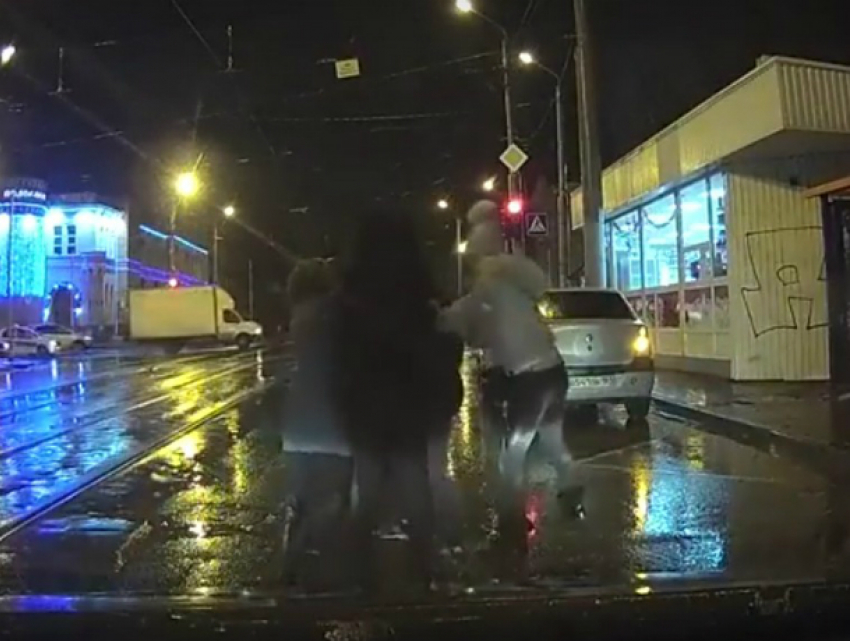 Дорожный конфликт с дракой и поножовщиной в центре Ростова очевидцы сняли на видео