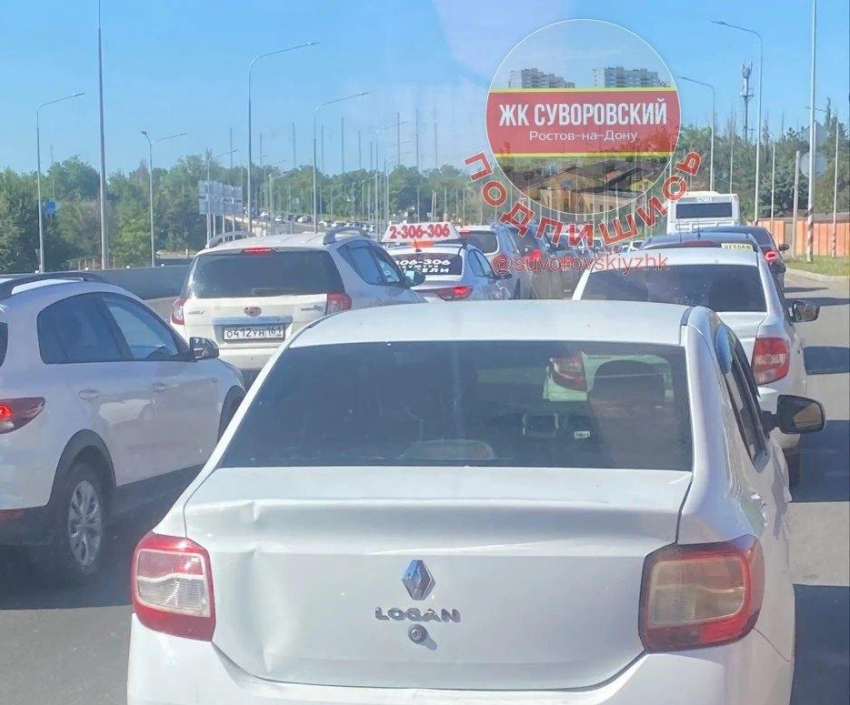 Жители Суворовского с утра застряли в многокилометровых пробках