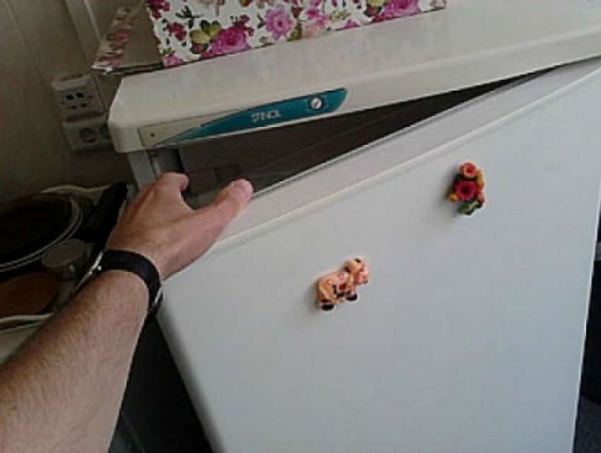 Двое злоумышленников незаметно унесли холодильник из магазина бытовой техники в Ростовской области
