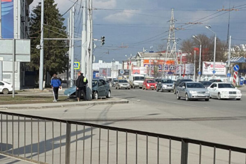 На Нагибина иномарки протаранили столб и забор 