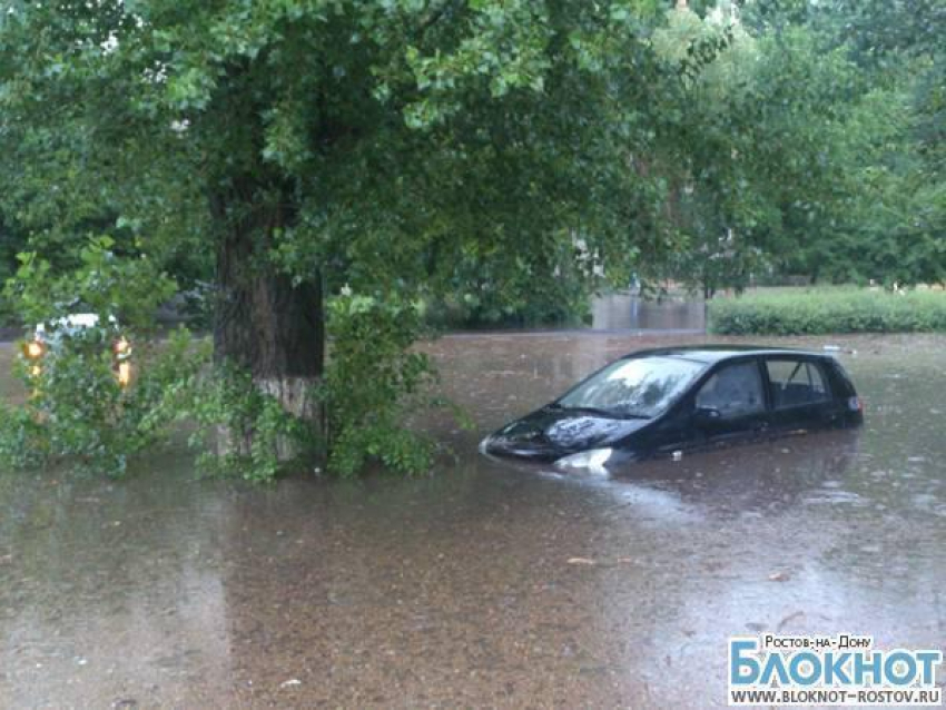 Новочеркасск оказался под водой из-за сильнейшего ливня. ВИДЕО