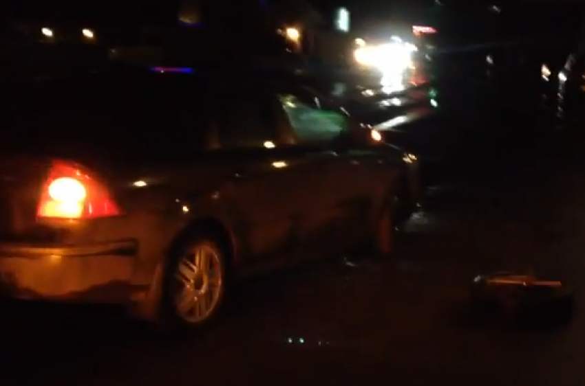 В Ростове 11 водителей потеряли колеса из-за ямы на Левобережной
