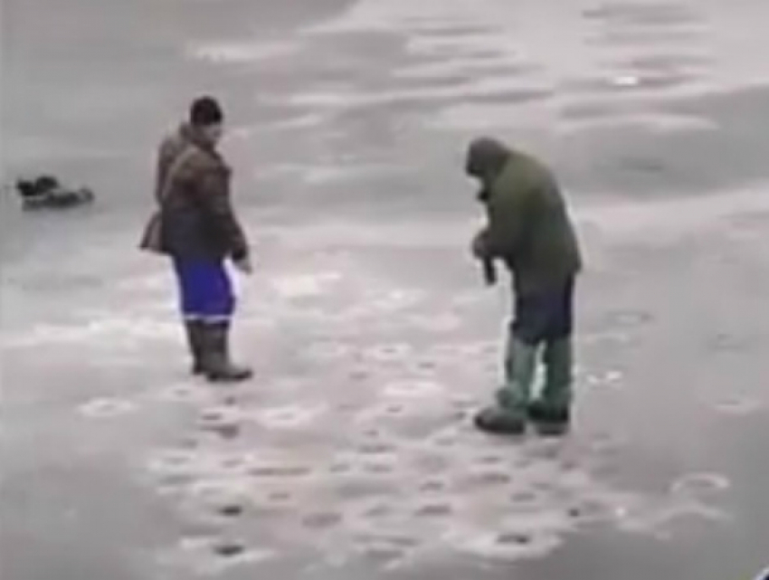 Безрассудных рыбаков на дырявом льду водохранилища в Ростове сняли на видео