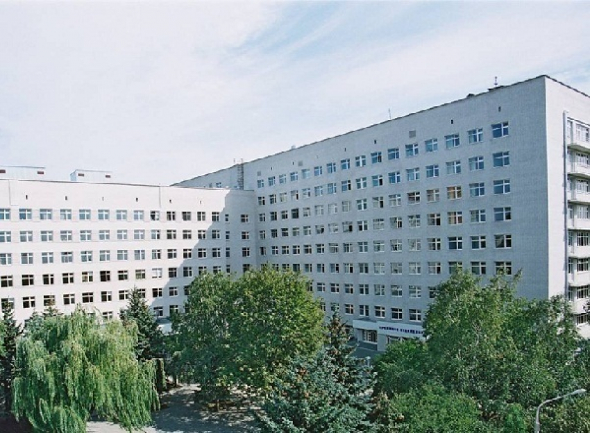 В ростовской больнице 2-летняя девочка выпала из окна 9-го этажа, вырвавшись из рук