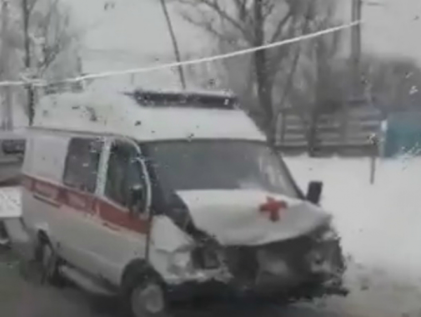 Фельдшер и водитель скорой помощи получили травмы в массовом лобовом ДТП в Ростове