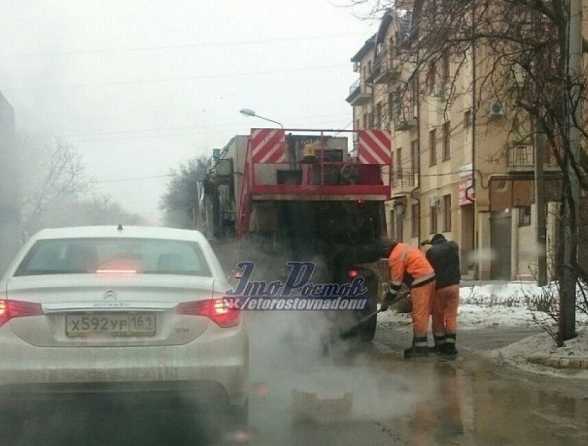 Возмутившая ростовчан укладка асфальта в глубокие лужи попала на фото