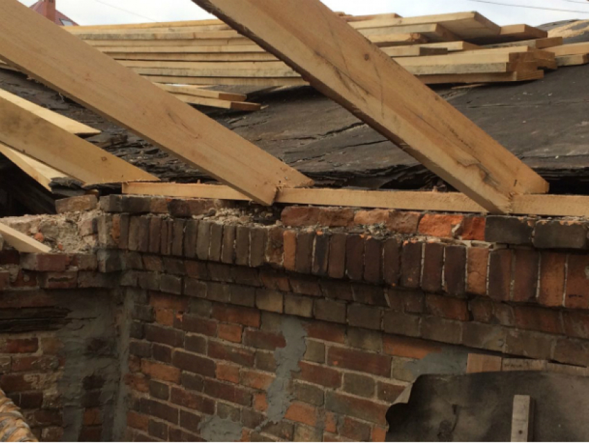 Жильцы одного из домов в центре Ростова остались без крыши над головой из-за затянувшегося ремонта