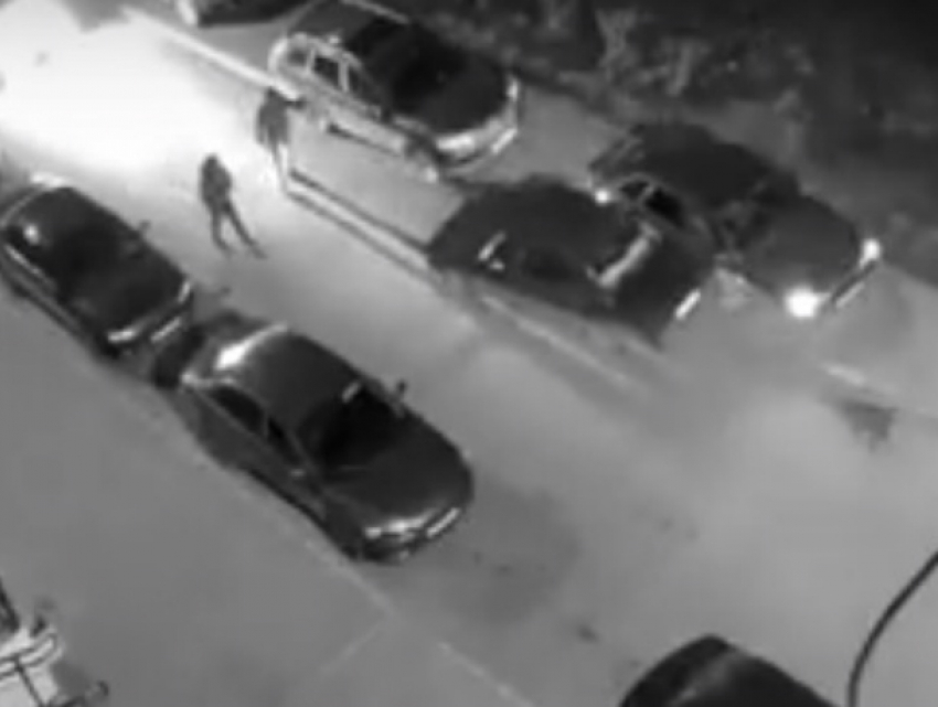 Трусливое бегство угонщиков с шальным тараном пяти автомобилей во дворе Ростова попало на видео