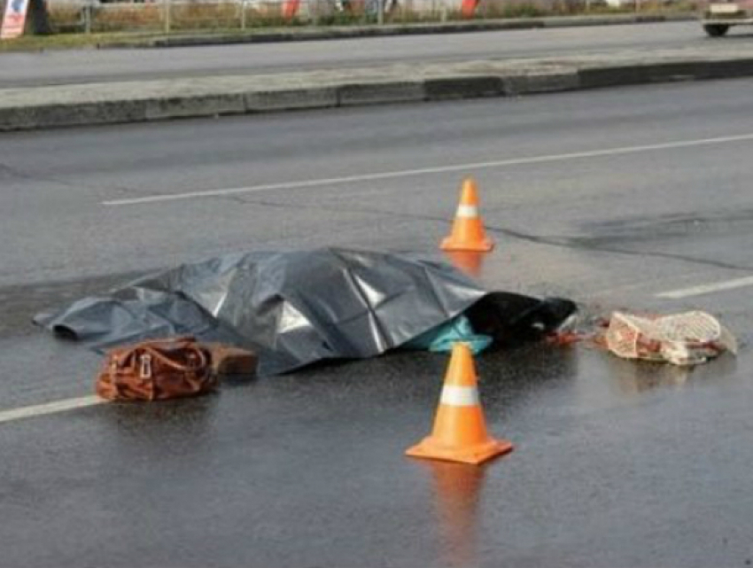 Автомобилист бросил умирать в муках сбитую им женщину на трассе Ростовской области