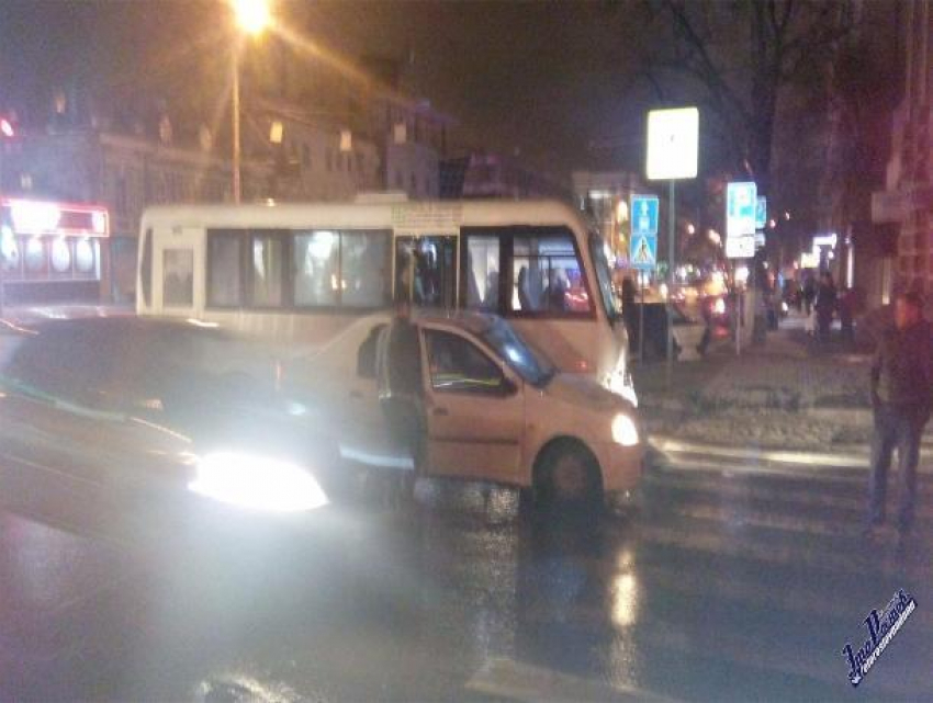 Пассажиры ростовской маршрутки после ДТП с иномаркой выпрыгивали через окно
