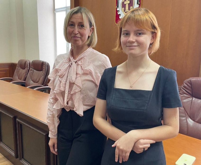 Девочка из детдома, после суда над отцом, мечтает стать адвокатом