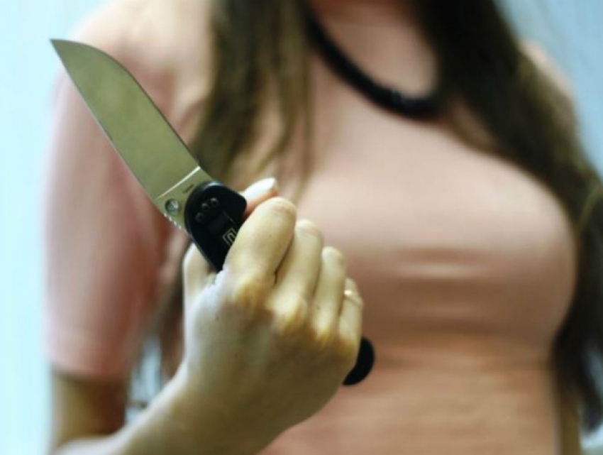 Женщина порезала ножом молодого друга во время «конфликтного» перекура в подъезде Ростова