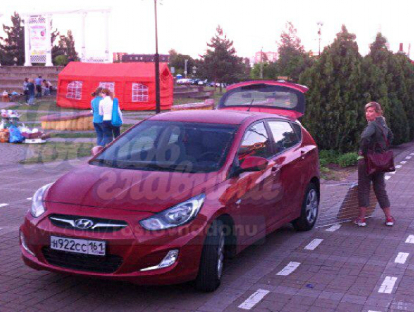 Бессовестно наглый проезд автохамки по тротуару попал на видео в Ростове
