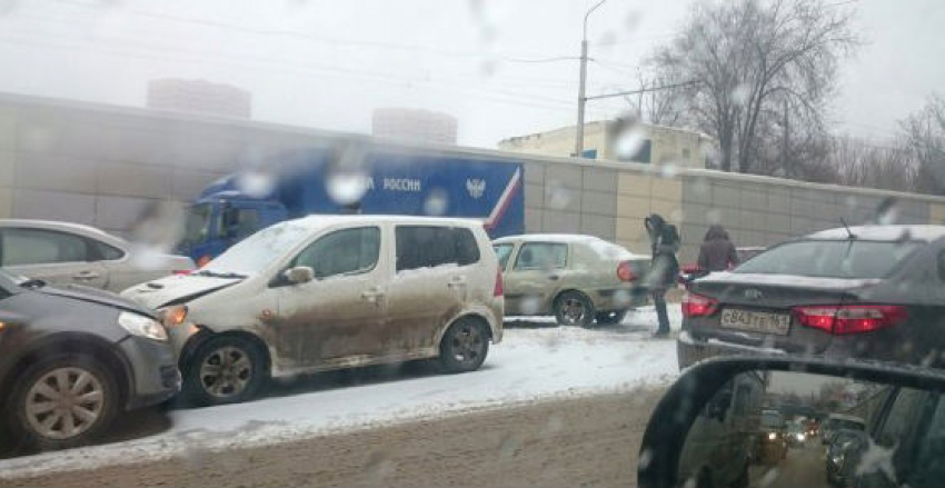 В Ростове на ул. Стадионная столкнулись несколько машин, образовалась пробка