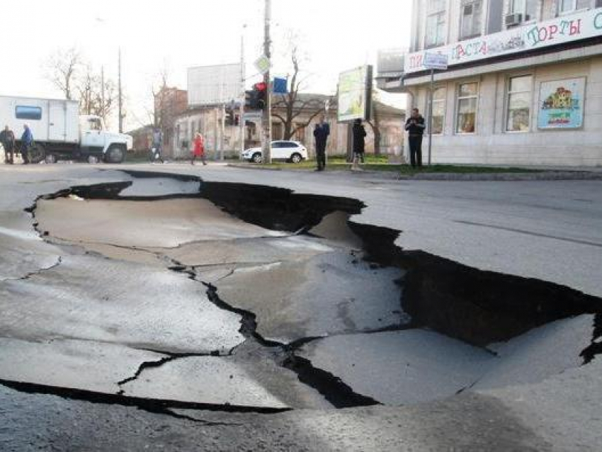 В центре Таганрога из-за прорыва трубопровода провалился асфальт