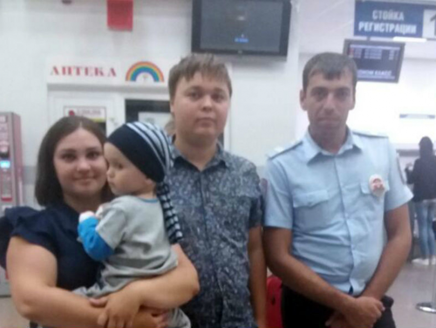 Полицейский из Ростова спас жизнь двухлетнему малышу и приютил его родителей 